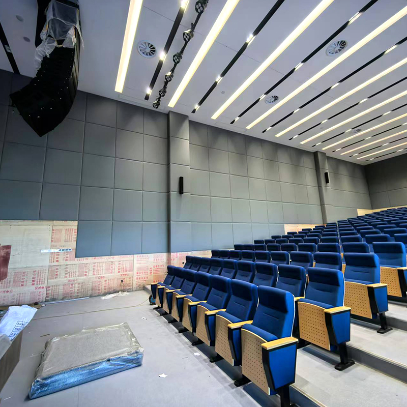 Skinnkledde akustiske paneler med svamp som effektivt beskytter mennesker mot skader